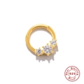 Detail van de vergulde 925 sterling zilveren scharnierring met drie witte zirkonia's - Drie Ronde Zirkonia Stijl / Goud