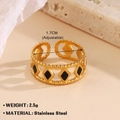 Ring aus 18K vergoldetem Edelstahl mit vier schwarzen geometrischen Rauten-Mustern - Goldene Vier Rauten (857-2)