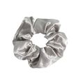 Eleganter silbergrauer Satin-Haargummi mit Metallic-Glanz und weicher Faltenstruktur - Grau