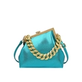 Turquoise handtas met textuur, dikke gouden kettinghandgreep en lange schouderband - Blauw