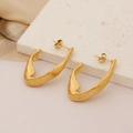 Detalle de pendientes irregulares de acero inoxidable dorado con textura sobre piedra - Pendientes En Forma De U Martillados Irregulares / Dorado