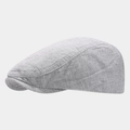 Primer plano de la gorra plana gris con textura detallada de rayas horizontales - Ajustable / Gris Medio