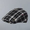 Détail du béret à carreaux avec éclaboussures de peinture et bords effilochés usés - M(56-58cm) / Noir