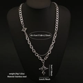 Collana a doppio strato con croce in acciaio inossidabile argento da uomo su manichino - Stile a Doppio Strato Croce Argentata (4#)