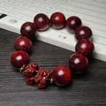Bracciale Pixiu in legno di sandalo con motivo a stella dorata e perle rosse - Sandalo Corno di Rinoceronte Piena Stella d'Oro Intagliato Pixiu / 20mm