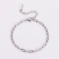 Makroaufnahme von silbernem Edelstahl-Gliederarmband mit 18KGP-Anhänger und Karabinerverschluss - Stahlfarbe