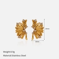 Detalle de pendientes estilo coral chapados en oro con circón blanco sobre acero inoxidable - Diseño de Rama Dorada con Circonita