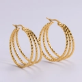 Detail von goldenen Edelstahl-Ohrringen mit dreilagigem, gedrehtem Textur-Design - Gold