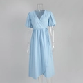 Detail von hellblauem Wickelkleid mit V-Ausschnitt und Puffärmeln an einer Puppe - Blau
