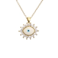 Collar dorado con colgante de ojo del diablo con circonitas y esmalte azul fino - Estilo de Rayos de Sol con Pupila Azul