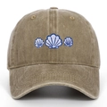 Detail der bestickten blauen Muscheln auf einem gewaschenen khakifarbenen Sonnenhut - Khaki