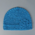 Détail d'un bonnet au crochet bleu avec des paillettes et un motif floral en relief - M (56-58cm) / Bleu