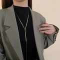 Elegante 18K vergoldete Y-Halskette aus Edelstahl mit Schlangenkette an Model - 1.1m Schiebe-Flachkette / Gold