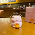 Figura de cerdo Zen rosa rezando con cubo de mérito en escritorio de madera y caja - Mérito +1 (Sosteniendo Lingote de Oro)