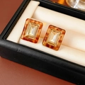 Detailansicht von Schildpatt-Harz-Ohrringen mit Kristallen im Smaragdschliff in einer Box - Bernstein Rechteck (925 Sterling Silber Ohrstecker)