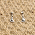 Vue détaillée de clous d'oreilles en acier argenté avec pendentifs pattes mignons - Style Empreinte (Couleur Acier 10#)