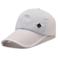 Weiße Mesh-Baseballkappe für Herren mit atmungsaktivem Stoff und Metallemblem - Verstellbar / Weiß