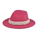 Detalle de sombrero de fieltro de lana rosa con elegante banda decorativa de perlas blancas - Rosa Roja
