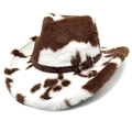 Dettaglio di un cappello da cowboy con stampa mucca e cintura in ecopelle con fibbia - Corona a Cuore Caffè