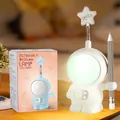 Cartoon Astronaut LED Schreibtischlampe mit Anspitzer und USB Aufladung 19cm hoch - 9*7*19CM / Weiß