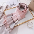 Detail van roze en grijs geruite wollen sjaal met franjes op een elegant dienblad - 180cm / Roze Geruit