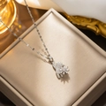 Collana in acciaio al titanio con ciondolo a forma di orsetto e fiori con cristalli - Argento