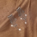 Elegante silberne Stern-Ohrringe mit Quastenketten auf braunem Seidenhintergrund - Silber