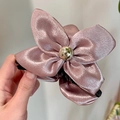 Pinza para el pelo con flor de satén rosa y detalle de cuenta dorada de cerca - Flor de Satén Rosa (2506159A)