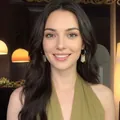 Primo piano di orecchini a goccia in rafia stile boho indossati da una modella - Oro/Argento (4# Perno in Argento)