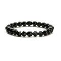 Makroansicht des 8mm schwarzen Perlenarmbands mit glänzenden geometrischen Anhängern - Schwarzer Achat