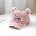 Dettaglio cappellino rosa bimbo in cotone con orecchie d'orso 3D ricamate e decoro auto - 48cm (6 Mesi-2 Anni) / Rosa