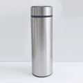 Detailansicht der LED-Temperaturanzeige auf dem 500ml Edelstahldeckel des Thermosbechers - Edelstahl Silber