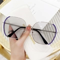 Gafas de sol oversize de metal plateado con borde morado y estuche de cuero blanco - Montura Plata Púrpura Lentes Negro Gris