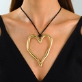 Collier avec grand pendentif coeur doré irrégulier et cordon noir porté par un mannequin - Coeur Doré Évidé (Cordon Noir)