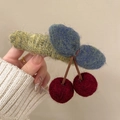 Handgefertigte Kirsch-Haarklammer mit grünen Filzblättern und roten Strickkirschen - Kirsche Entenschnabelclip