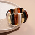 Detalle de pulsera geométrica de acrílico con resina ámbar negra y metal dorado - Brazalete - Boho Colorido