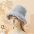 Dettaglio di un cappello a secchiello in peluche grigio chiaro su un manichino - M (56-58cm) / Grigio