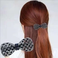 Pince à cheveux nœud avec strass noirs et blancs sur modèle et en produit seul - Nœud Tout Strass Bleu Marine Grand 8cm