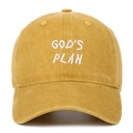 Détail de la broderie 'GOD'S PLAN' sur une casquette en coton lavé jaune - Jaune