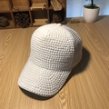 Berretto da baseball bianco con finte perle bianche e mesh traspirante, vista a 45 gradi - Taglia Adulto (Regolabile) / Cappello a rete bianco con strass bianchi