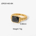 Detalle del anillo trenzado bañado en oro con circonita negra cuadrada de 9,88 mm ancho - US 7 / Negro (JDR201463-BK)