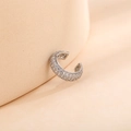 Minimalistische silberne C-Ohrklemme für Damen mit mikroverzierten Zirkonia-Kristallen - C-Form Pave Ohrmanschette / Silber