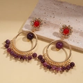 Detalle de pendientes bohemios vintage con cristales rojos y borlas de cuentas moradas - Morado