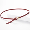 Eleganter schmaler roter Ledergürtel mit Gold-Metallschnalle und stilvollem Knotendesign - Rot