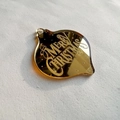 Makrofoto eines goldenen Spiegel-Acryl-Anhängers mit Merry Christmas Gravur - Graviert Goldene Weihnachten (5cm Breite)