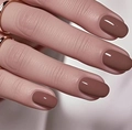 Primer plano de uñas postizas almendradas rojo oscuro brillante con anillos de oro - Estilo Ovalado Rojo Amarronado Brillante (CW532) / 24 Piezas/Juego
