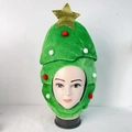 Dettaglio del cappello a forma di albero di Natale in peluche con pompon rossi e stella - Cappello Albero di Natale (A15)