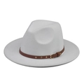 Détail du chapeau en feutre blanc avec ceinture en cuir marron et boucle dorée - Blanc