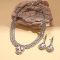 Conjunto elegante de joyas plateadas con collar y pendientes de strass sobre piedra - Conjunto de plata de dos piezas (collar + pendientes)