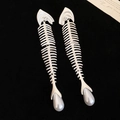 Dettaglio macro di orecchini a lisca di pesce in argento con zirconi e perle bianche - Perno in argento-Bianco